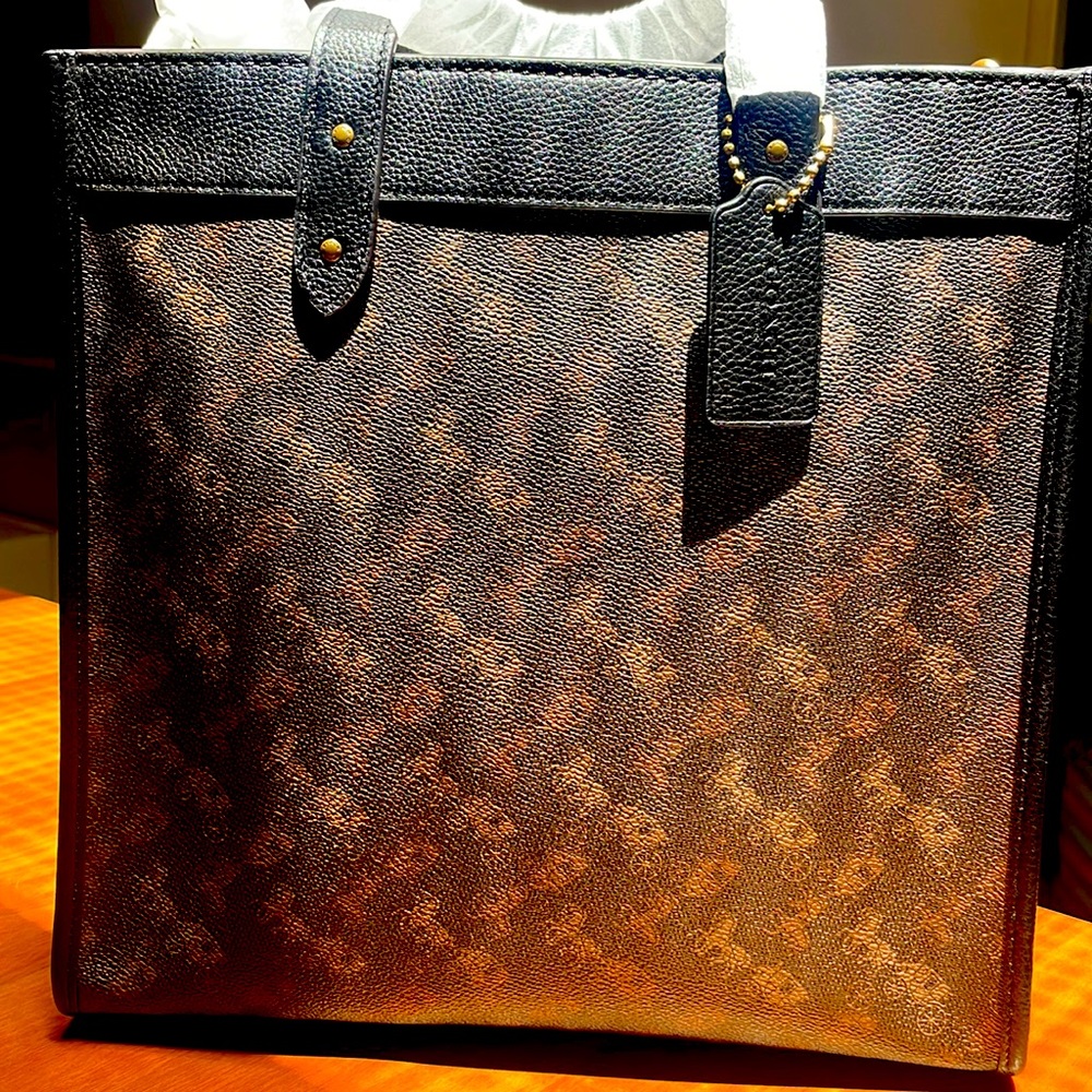 NWT Field Tote With Horse And Carriage Print